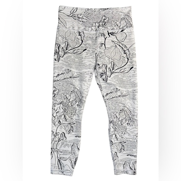 EUC Athleta Elation Jacquard 7/8 Leggings Black Eden Floral Size M - Picture 1 of 8